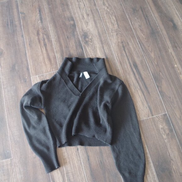 Divided H&M Black Ladies Warm Crop - Picture 4 of 4